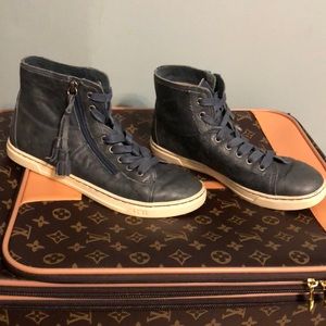 EUC UGG NAVY SNEAKER 👟 size7 super comfy n cool💋